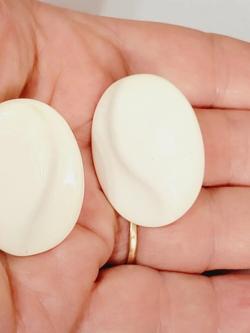 Vintage Molded Lucite Pierced Earrings, Oval White Retro Jewelry wp-41